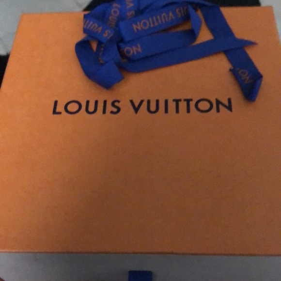Lv belt authentic price tag comes with it nothing less than 400 - Picture 2 of 3